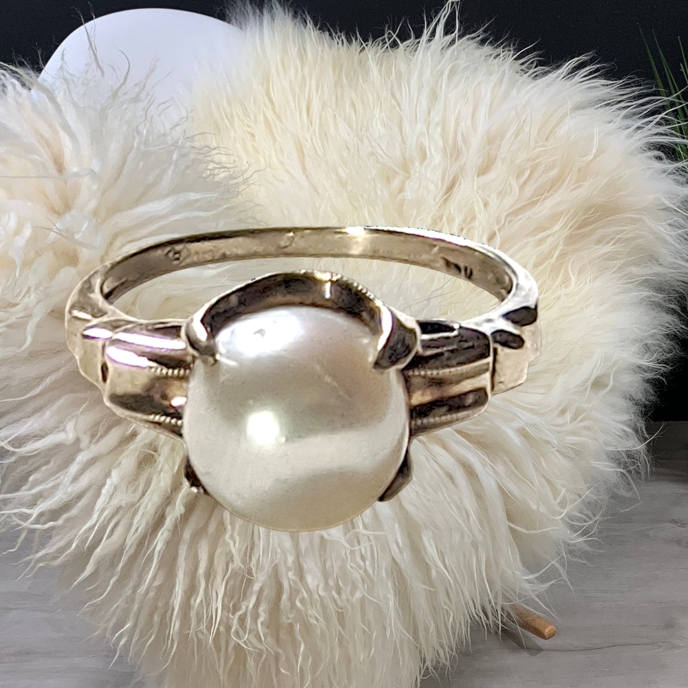10K Solid Yellow Gold Designer Ring with a Pearl